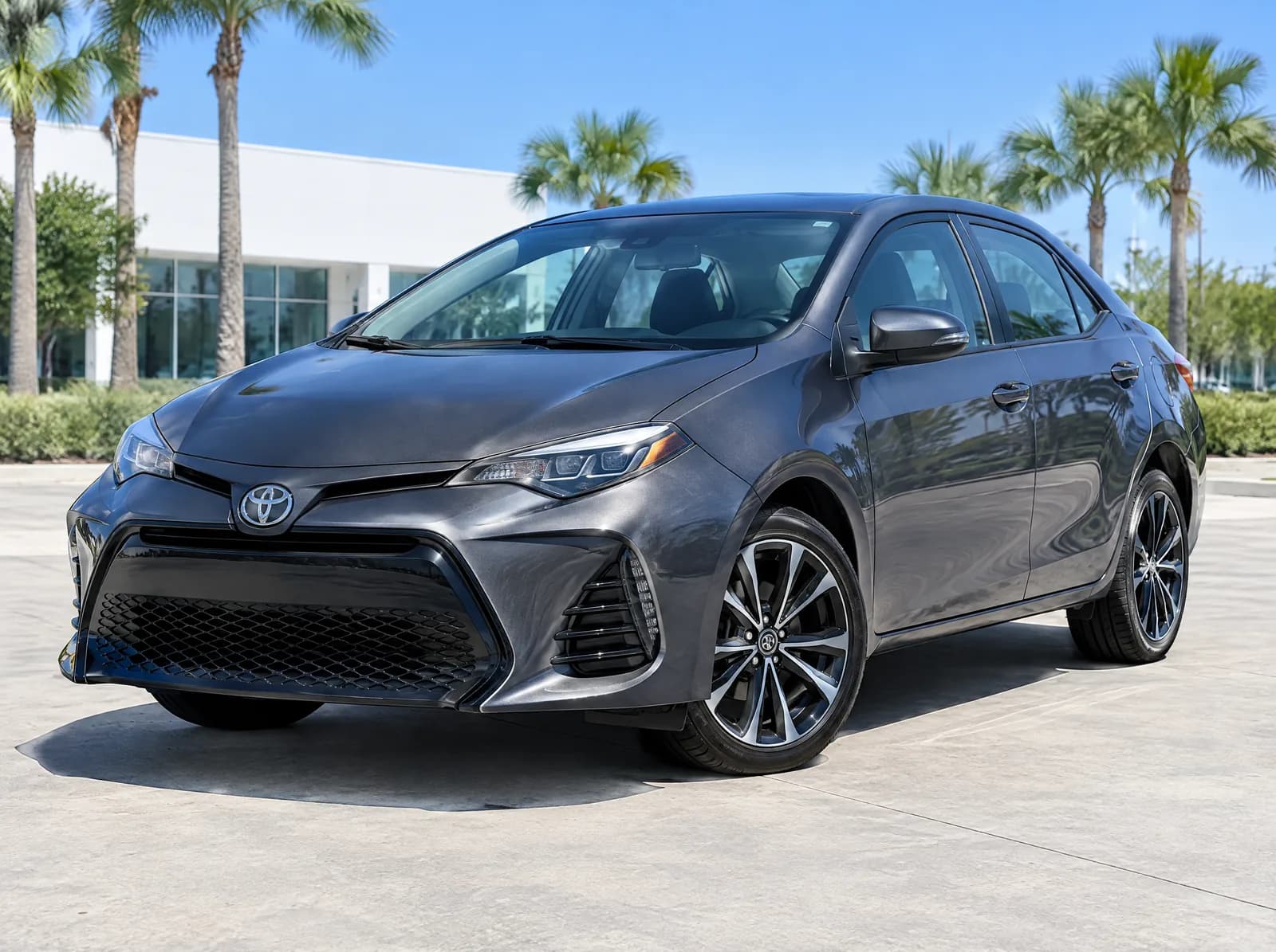 Toyota Corolla 2018 cinza no pátio da Loja Modelo DealerDocket