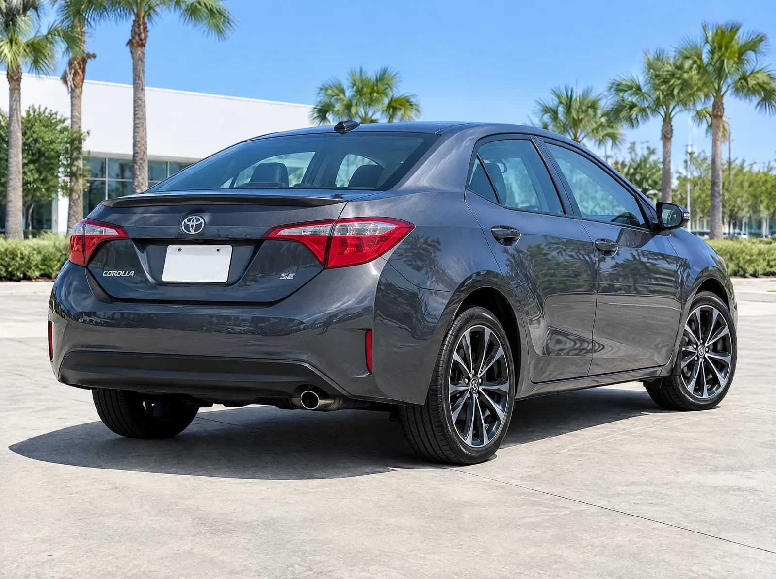 Traseira do Toyota Corolla 2018 cinza no pátio da Loja Modelo DealerDocket